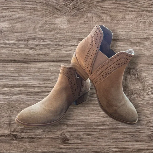 MIA light brown suede booties size 7 1/2 EUC. - Picture 3 of 6